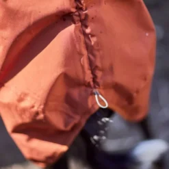 Hurtta Mudventure ECO Regnjakke til Hund Kanel